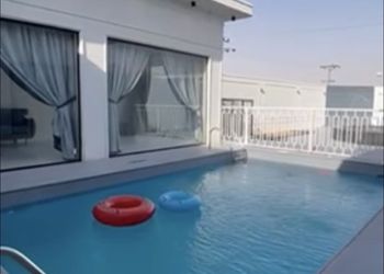 شالية بمجلس ومسبح خارجي 