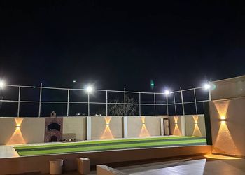 شاليه بملعب كرة طائرة ومسبح.