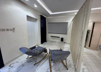 شاليه بمسبح خارجي وجلسة خارجية
