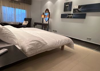 شاليه بمسبح خارجي وغرف نوم 