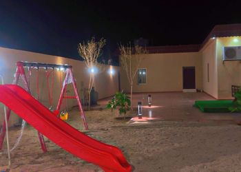 استراحة بمسطح اخضر وجلسة خارجية