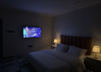 استديو بأثاث مريح وبسيط 