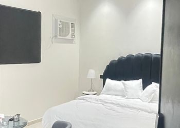 استديو بأثاث مريح وبسيط 