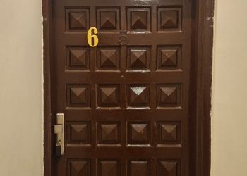 استديو بأسرة مفردة وأثاث مريح