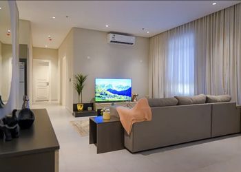 شقة بتصميم انيق بثلاث غرف نوم