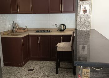 شاليه بمسطح اخضر ومسبح