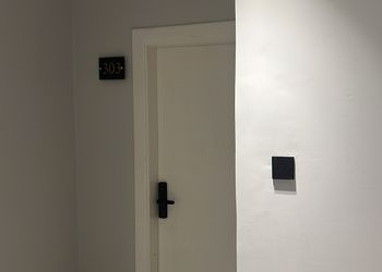 استديو بأثاث مريح وبسيط 