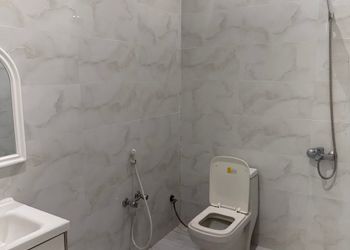 غرفة بسرير ماستر