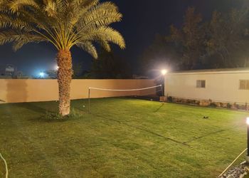 مزرعة بمسطح اخضر و مسبح