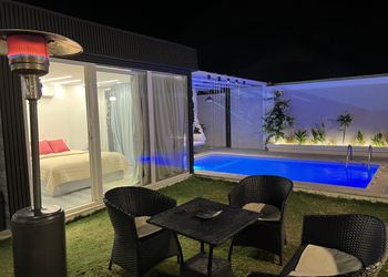 شاليه بمسبح خارجي واسطبل خيل 