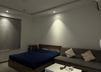 استديو بأثاث مريح وبسيط 