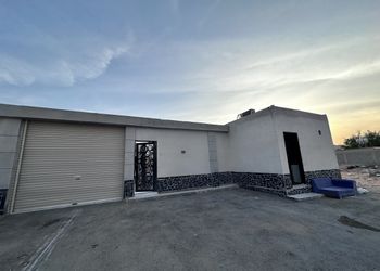 شاليه بمسطح اخضر وجلسة 
