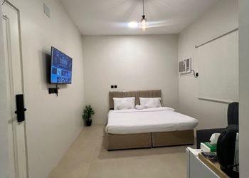 استديو بسرير ماستر وجلسة 
