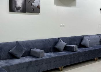 شاليه بجلسة خارجية مطلة على مسبح