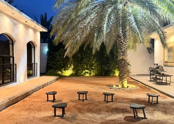 شاليه بجلسة خارجية وألعاب أطفال