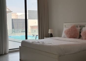 شاليه بجلسة تطل على مسبح خارجي 