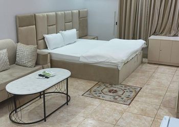 استديو بأثاث مريح وبسيط 