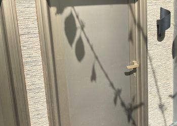 شاليه بألعاب مائية وجلسة خارجية