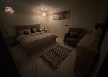 شقة بغرفة معيشة وغرفة نوم