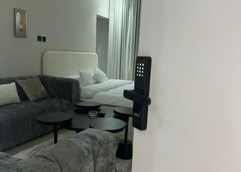 استديو بسرير ماستر وجلسة جانبية