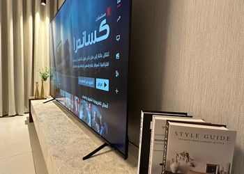 شقة بتصميم فاخر وصالة أنيقة