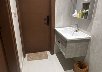 استديو بأثاث مريح وبسيط 