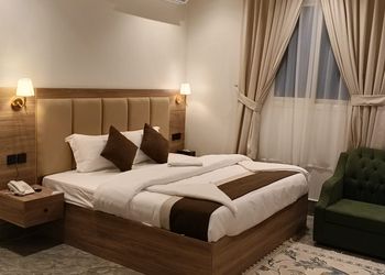 استديو بسرير ماستر وجلسة جانبية