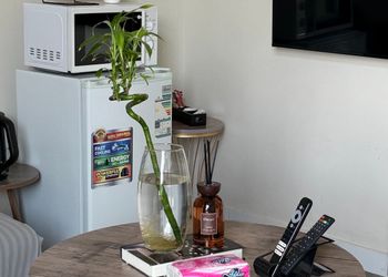 شقة  بصالة جلوس وغرفتين نوم