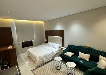 استديو بأثاث مريح وبسيط 