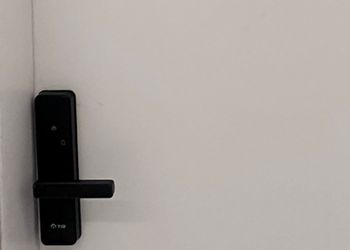 استديو بسرير ماستر وجلسة مريحة 