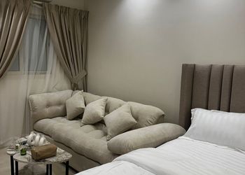 استديو بأثاث مريح وبسيط 