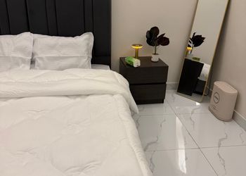 شقة بغرفة معيشة وغرفة نوم 