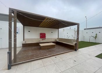 شاليه بمسطح اخضر وجلسة خارجية