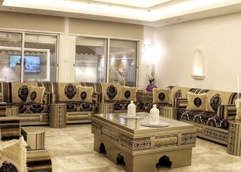 شاليه بجلسة خارجية ومسطح اخضر