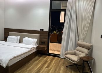 شقة بثلاث غرف نوم و بلكونة 
