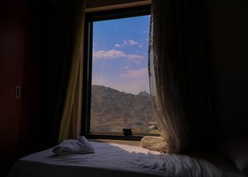 استديو بأثاث مريح وبسيط 
