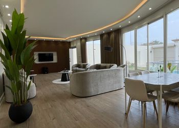 شاليه بمسطح اخضر وجلسة خارجية 