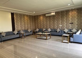 شاليه بمسبح ومسطح اخضر