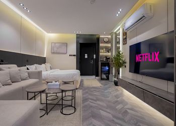 استديو بأثاث مريح وبسيط 