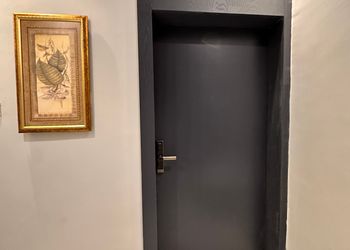 شقة بغرفة معيشة وغرفتين نوم 