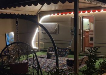 كرفان بجلسة خارجية وأجواء ممتعة