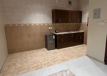 استديو بأثاث مريح وبسيط 