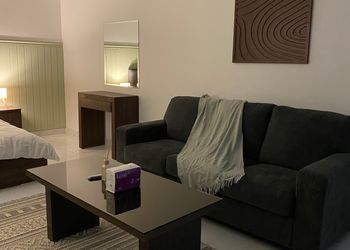 استديو بأثاث مريح وبسيط 