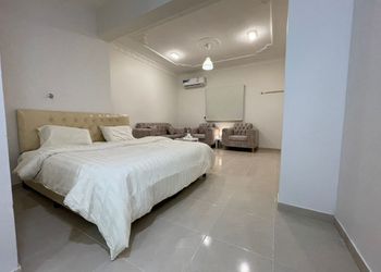 استديو بسرير ماستر وجلسه جانبية
