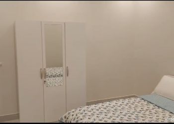 شقة بصالة وثلاث غرف نوم 