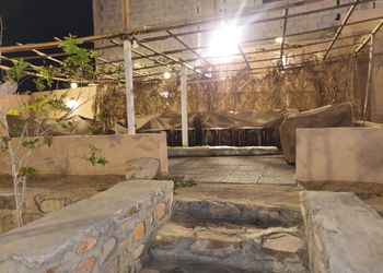 استراحة بمجلس واسع وفناء خارجي