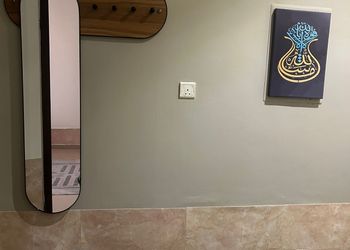 استديو بأثاث مريح وبسيط 