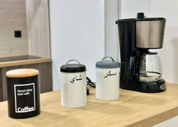 شقة بصالة وثلاث غرف نوم