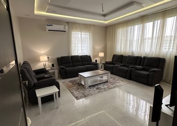 شقة بصالة وثلاث غرف نوم 