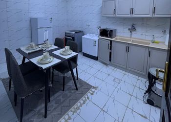 شقة بصالة جلوس وثلاث غرف نوم 